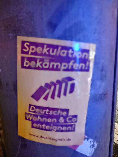 Street sticker Berlin Spekulation bek&auml;mpfen! Deutsche Wohnen Co enteignen! www.dwenteignen de