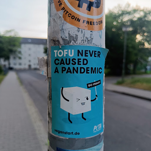 Street sticker Berlin VE BITCOIN FREEDOM TOFU NEVER CAUSED A PANDEMIC GO VEGAN! PeTA veganstart.de stoppe