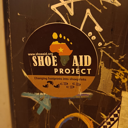 Street sticker Berlin www.shoeaid.org AID SHOE PROJECT Changing footprints into shoeprints