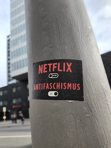 Street sticker Berlin NETFLIX aus ANTIFASCHISMUS an