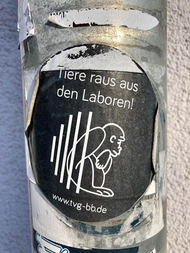 Street sticker Berlin Tiere raus aus den Laboren! www.tvg-bb.de