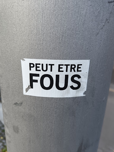 Street sticker PEUT ETRE FOUS