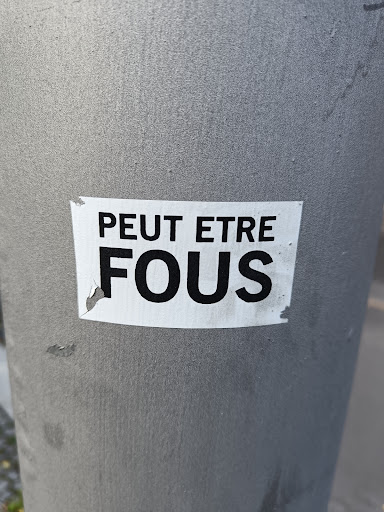 Street sticker Berlin PEUT ETRE FOUS