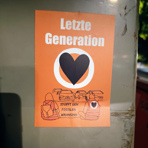 Street sticker Berlin Letzte Generation STOPPT DEN FOSSILEN WAHNSINN