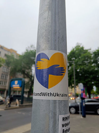 Street sticker StandWithUkraine RENOVIE WOHNUN Entr&uuml;