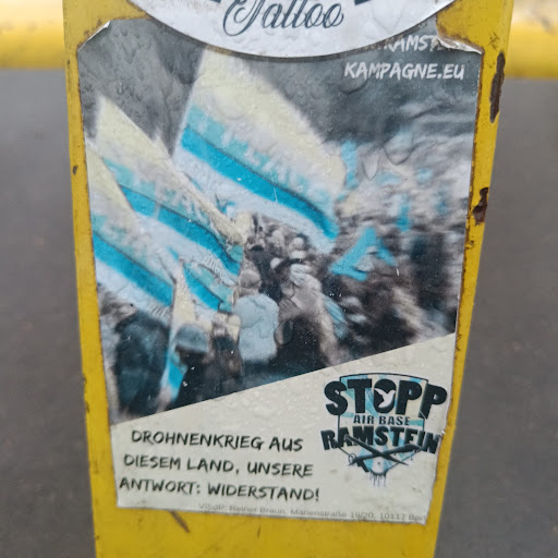 Street sticker Berlin Jalloo RAMST KAMPAGNE.EU STOPP AIR BASE RAMSTEIN DROHNENKRIEG AUS DIESEM LAND, UNSERE ANTWORT: WIDERSTAND! ViSaR: Reiner Braun, Marienstra&szlig;e 19/20, 10117 Be