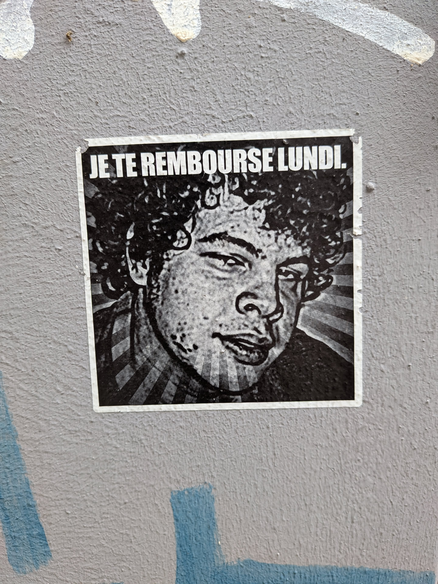 Square black and white sticker depicting a young man with curly hair against a sunburst background. Bold white French text reads 'JE TE REMBOURSE LUNDI.' at the top.