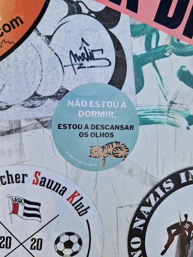 Street sticker om N&Atilde;O ESTOU A DORMIR, ESTOU A DESCANSAR os OLHOS O teu mal &eacute; sono cher Sauna Klub LASK NO NAZIS I УБ 20 20