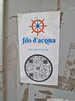 A sticker for Filo d'acqua, a boat rental service.  The sticker features their logo, contact information, and a QR code.