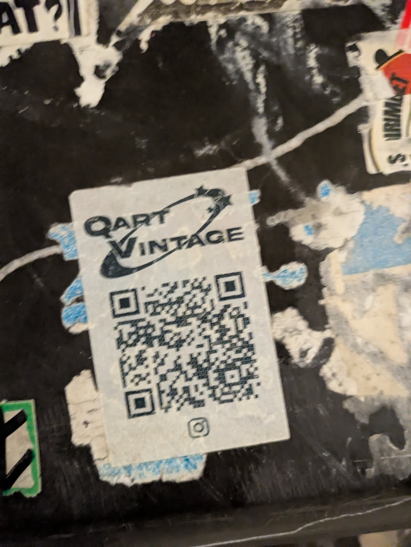 This is a sticker for Qart Vintage, featuring a QR code and an Instagram logo.