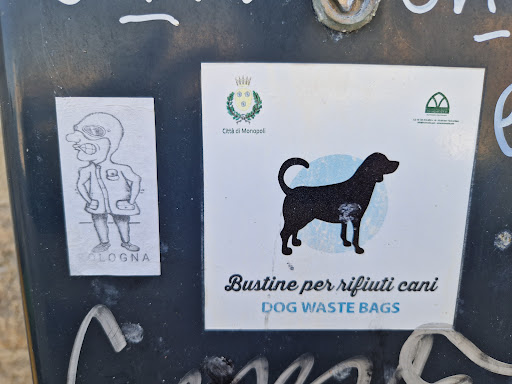 Street sticker Misc depositphotos 5.1 16 Some 813+455 70125 Bari Tome &amp; Mare Citt&agrave; di Monopoli POLOGNA Bustine per rifiuti cani DOG WASTE BAGS