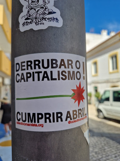 Street sticker EST.2017 DERRUBARO I CAPITALISMO CUMPRIR ABRIL colectivomandsta.org @colectivomandita