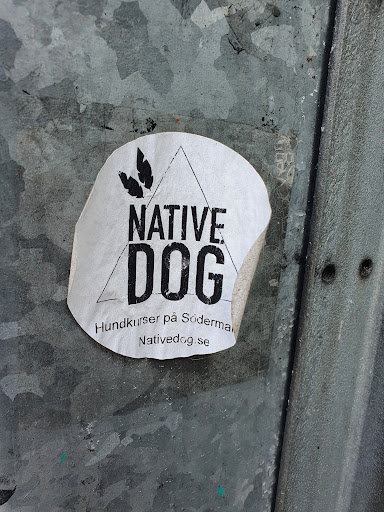 Street sticker NATIVE DOG Hundkurser p&aring; S&ouml;dermalm Nativedog.se