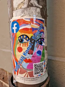 A colorful sticker featuring abstract art with a face and the text "Köp/Sälj Konst - Sverige" (Buy/Sell Art - Sweden). It includes a QR code and social media links to Facebook and Instagram.