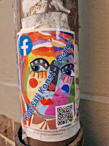 Street sticker A colorful sticker featuring abstract art with a face and the text "Köp/Sälj Konst - Sverige" (Buy/Sell Art - Sweden). It includes a QR code and social media links to Facebook and Instagram.