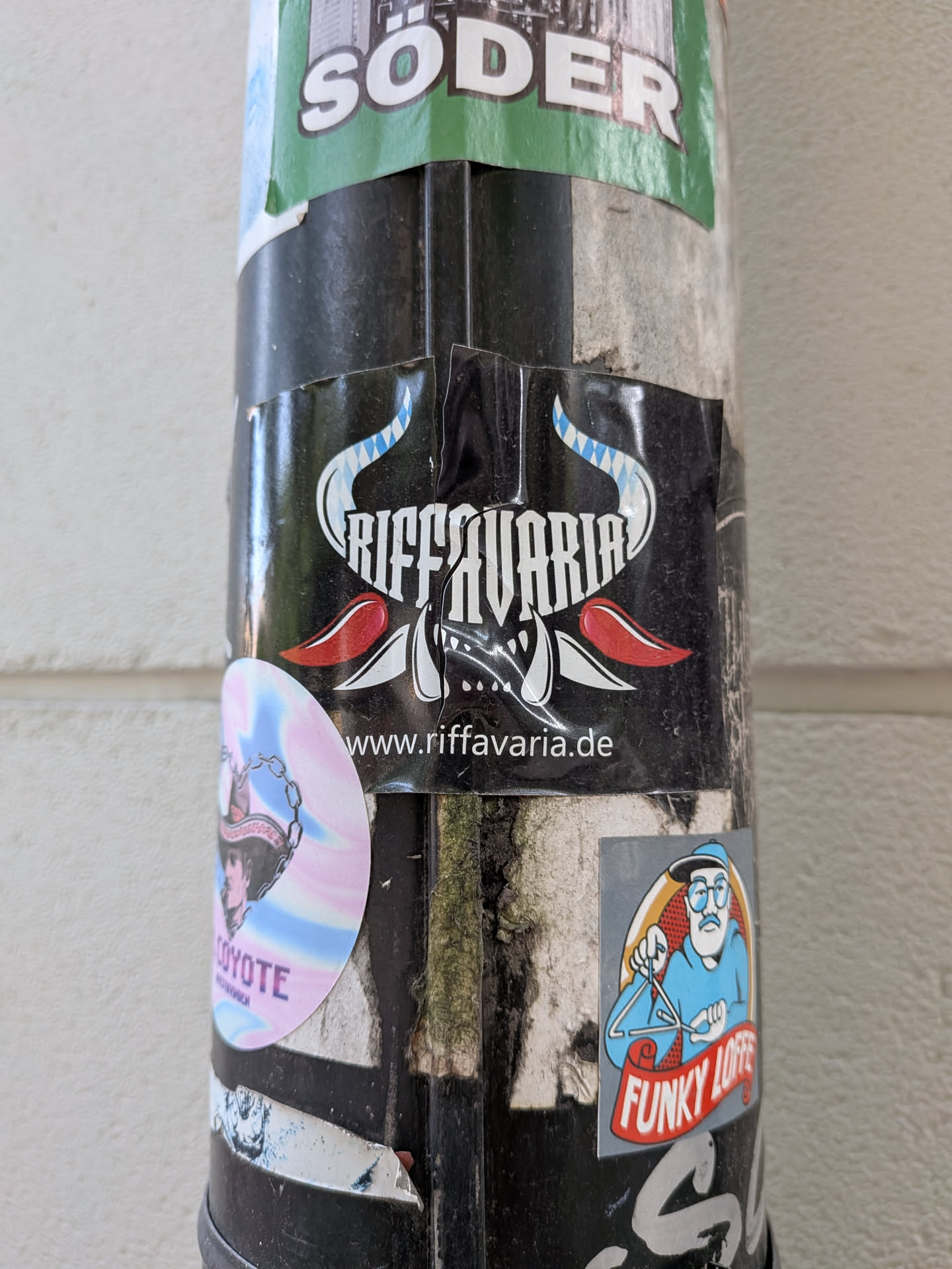 Black sticker with stylized white 'RIFF AVARIA' text nestled between blue-and-white checkered horns. Features red accents and the website URL at the bottom.