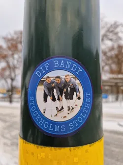 Street sticker A round sticker featuring a vintage photo of a bandy team in action. The text around the image says 'DIF BANDY STOCKHOLMS STOLTHET'.