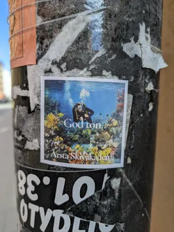 Street sticker This sticker features a diver surrounded by colorful coral reefs. Above the diver, it says "God ton" and below the image is written "Arsta Skivakademi".