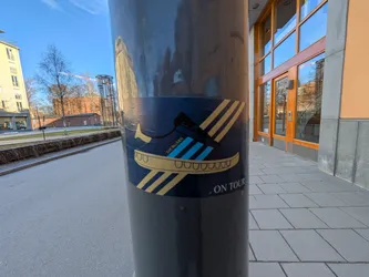 Street sticker This sticker shows a graphic representation of an Adidas shoe with the classic three stripes in blue. The shoe's sole is stylized in gold. The text 'DIE BERGAREN - ON TOUR' is also present on the sticker.
