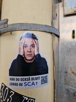 Street sticker A die-cut sticker depicting a stressed man holding his head in shock. Below the image, bold Swedish text reads 'HAR DU OCKSÅ BLIVIT LURAD AV SCA?' alongside a scannable QR code.