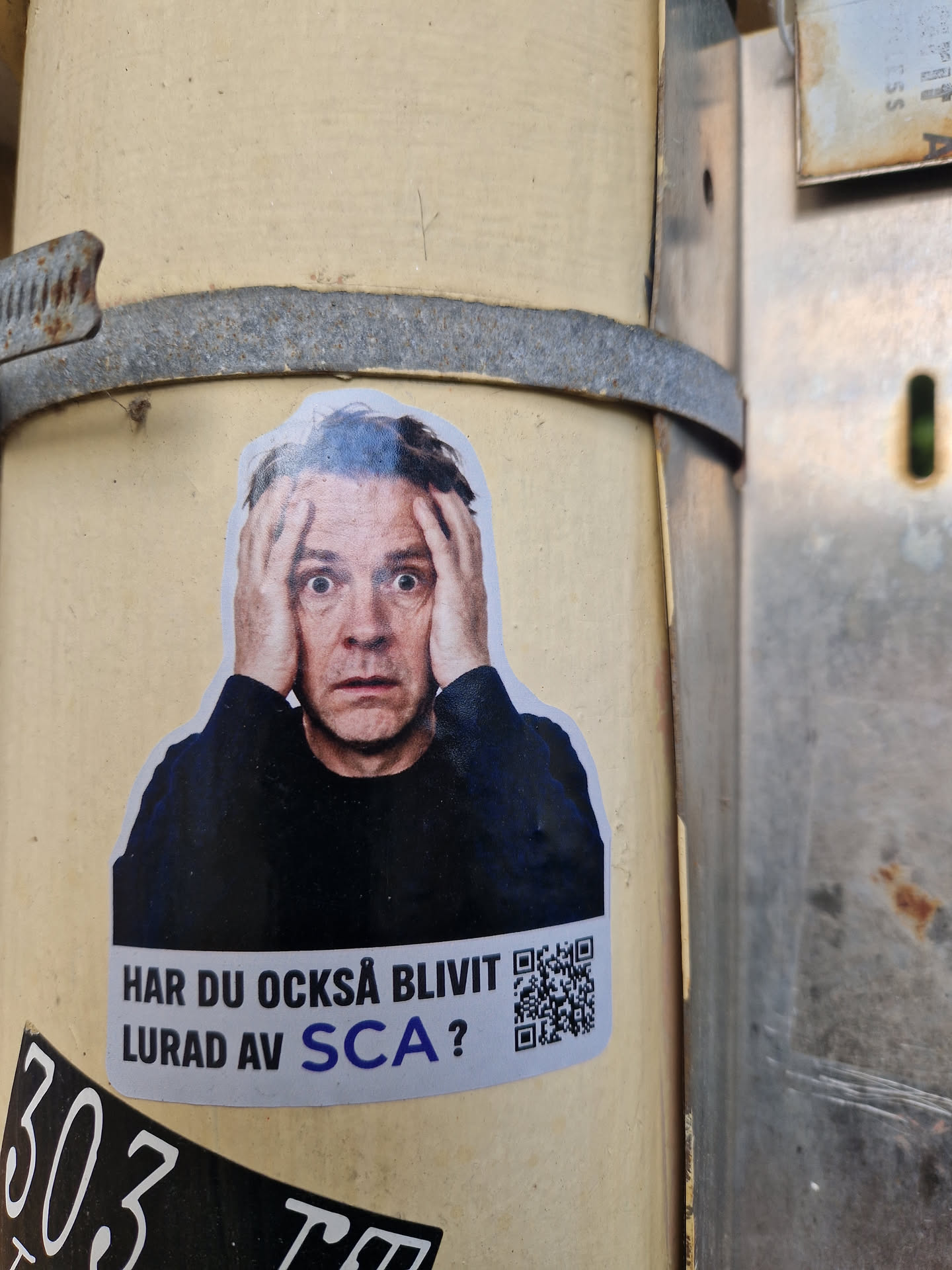 A die-cut sticker depicting a stressed man holding his head in shock. Below the image, bold Swedish text reads 'HAR DU OCKSÅ BLIVIT LURAD AV SCA?' alongside a scannable QR code.