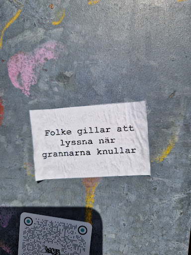 Street sticker Stockholm Folke gillar att lyssna n&auml;r grannarna knullar