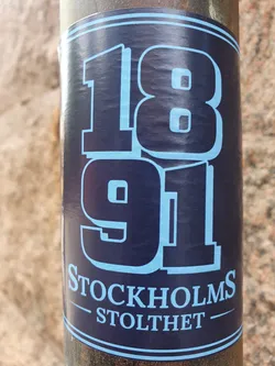 A dark blue sticker with light blue 1891 in bold text and Stockholms Stolthet written below. 