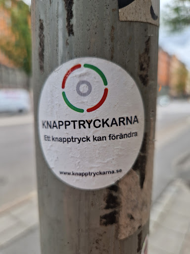 Street sticker KNAPPTRYCKARNA Ett knapptryck kan f&ouml;r&auml;ndra www.knapptryckarna.se