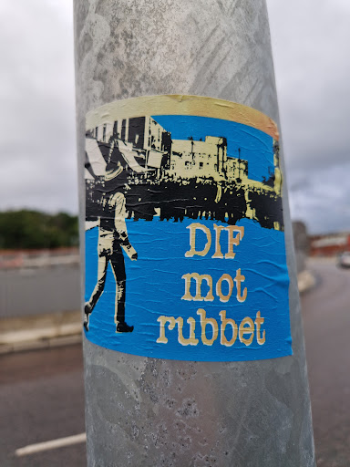 Street sticker Stockholm DIF mot rubbet