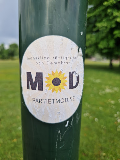 Street sticker M&auml;nskliga r&auml;ttightter och Demokrati M D PARTIETMOD.SE