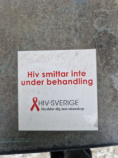 Street sticker Stockholm Hiv smittar inte under behandling HIV-SVERIGE Skyddar dig mot okunskap