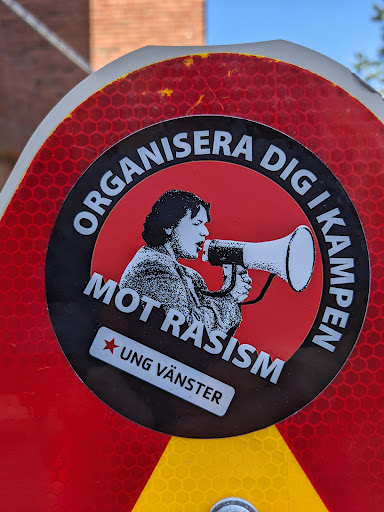 Street sticker KAMPEN DIG I ORGANISERA MOT RASISM UNG V&Auml;NSTER