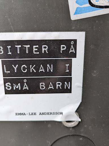 Street sticker Stockholm BITTER P&Agrave; LYCKAN I SM&Aring; BARN EMMA-LEE ANDERSSON