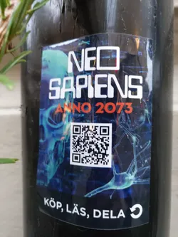Street sticker A futuristic sticker with a dark blue and black color scheme. It features a stylized skull, neural network imagery, and a QR code. The text on the sticker says "Neo Sapiens Anno 2073" and "Köp, Läs, Dela" (Buy, Read, Share).