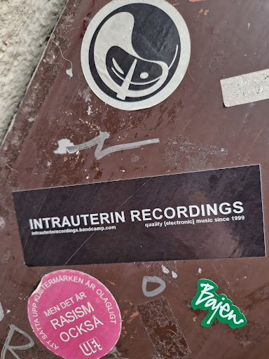 Street sticker Stockholm INTRAUTERIN RECORDINGS intrauterinrecordings.bandcamp.com quality [electronic] music since 1999 UPP S&Auml;TTA KUSTERM&Auml;RKEN ATT MEN RASISM OCKSA DET &Auml;R &Auml;R OLAGLIGT Bajen UF!