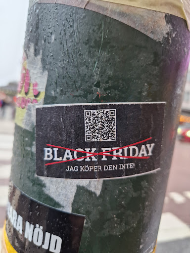 Street sticker Stockholm BLACK FRIDAY JAG K&Ouml;PER DEN INTE! ARA N&Ouml;JO <a class="a-tag" href="https://www.naturskyddsforeningen.se/artiklar/black-friday-jag-koper-det-inte/">https://www.naturskyddsforeningen.se/artiklar/black-friday-jag-koper-det-inte/</a>