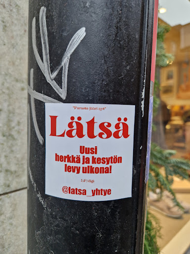 Street sticker Stockholm &quot;Parasta juari nyt&quot; L&auml;ts&auml; Uusi herkk&auml; ja kesyt&ouml;n levy ulkona! LP/digi @latsa_yhtye