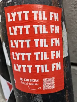 Street sticker A red sticker with the text "LYTT TIL FN" (Listen to the UN) repeated five times.  At the bottom, it says "DU KAN BIDRA! 3 ting på 3 minutter" (You can contribute! 3 things in 3 minutes) and contains a QR code.