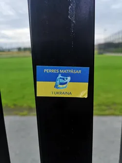 Street sticker Rectangular sticker with Ukrainian flag colors. Features Swedish text 'PERRES MATPÅSAR I UKRAINA' and a central illustration of a blue plastic bag.