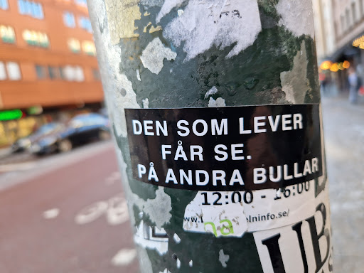 Street sticker Stockholm DEN SOM LEVER F&Aring;R SE. P&Agrave; ANDRA BULLAR 16:00 ٠ 12:00 ww. lninfo.se/ na LIB