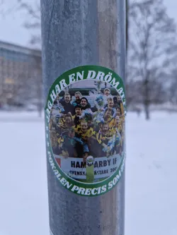 Street sticker A round sticker featuring a photo of a Hammarby IF team. The text around the image says: "Alla har en dröm att förverkliga precis som Hammarby IF Svenska Cupmästare 2001".