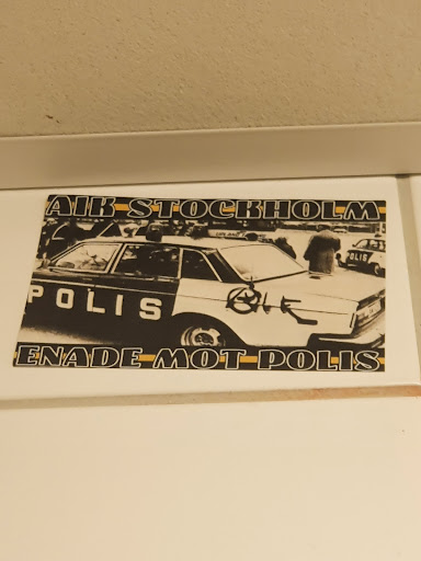 Street sticker A sticker depicting a black and white image of a police car with graffiti on it. The text on the sticker says "AIR STOCKHOLM" at the top and "ENADE MOT POLIS" at the bottom.  The word POLIS is visible on the car itself. The image appears to be from a demonstration or protest.