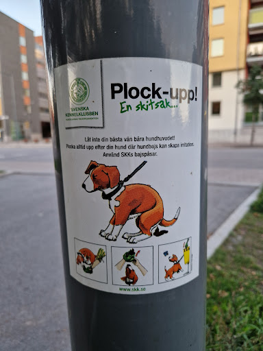 Street sticker Stockholm Plock-upp! SCHHELKLUDT Vie the SVENSKA En skitsak... KENNELKLUBBEN HUNDAGARNAS RIKSORGANISATION Lat inte din b&auml;sta v&auml;n b&auml;ra hundhuvudet! Plocka alltid upp efter din hund d&auml;r hundbajs kan skapa irritation. Anv&auml;nd SKKs bajspasar. www.skk.se