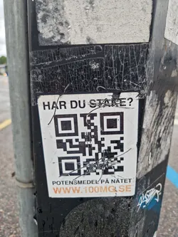 Street sticker A worn sticker with a QR code and text in Swedish. The text translates to: "Do you stare? Potency drugs online www.100mg.se"