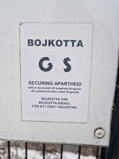 Street sticker BOJKOTTA S G SECURING APARTHEID G4S &auml;r leverant&ouml;r till israeliska f&auml;ngelser d&auml;r palestinska barn sitter f&auml;ngslade BOJKOTTA G4S BOJKOTTA ISRAEL F&Ouml;R ETT FRITT PALESTINA