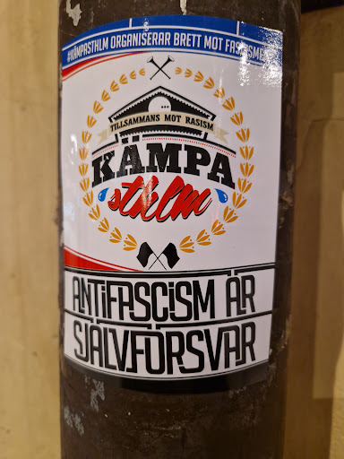 Street sticker Stockholm ORGANISERAR BRETT MOT FASCISMEN TILLSAMMANS MOT RASISM KAMPA stillin ANTiFASCiSM &Auml;R SJ&Auml;LVF&Ouml;RSVAR