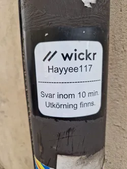 Street sticker A Wickr contact info sticker with username Hayyee117.  Text in Swedish translates to: "Answer within 10 min. Delivery available."