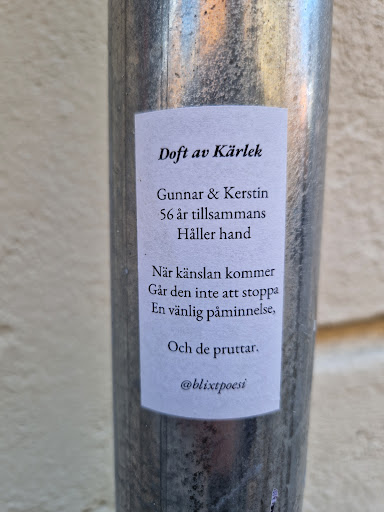 Street sticker Doft av K&auml;rlek Gunnar &amp; Kerstin 56 &aring;r tillsammans H&aring;ller hand N&auml;r k&auml;nslan kommer G&aring;r den inte att stoppa En v&auml;nlig p&aring;minnelse, Och de pruttar. @blixtpoesi