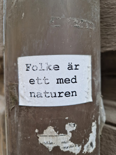 Street sticker Folke &auml;r ett med naturen n&aacute;lan ma mrave,