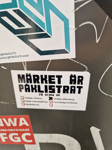 Street sticker Stockholm @genauturini www.genauturin.com M&Auml;RKET &Auml;R PAKLISTRAT P&agrave; crund av Tristess i tillvaron Otillaten affischering Oetisk marknadsf&ouml;ring Konstn&auml;rliga ambitioner Nedskrapning WA UBS&bull;HATS-KASE FGC